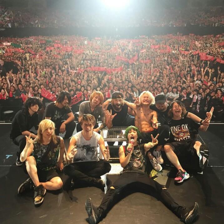 tana_109rock's tweet photo. ONE OK ROCK 35xxxv tour
6/17 ガイシ
初めての集合写真！
ワンオク＆ラスベガス＆OORer
ほんと最高だった！ http://t.co/9yPC1Q8Bns
