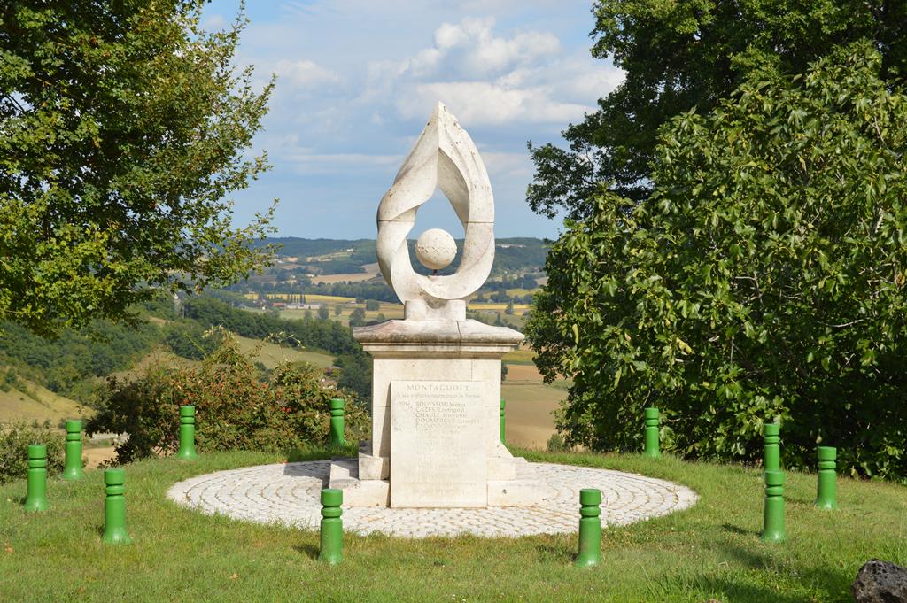#DPDN  #1J1MAM Montagudet (82) un monument qui intègre le paysage #memorialgenweb
memorialgenweb.org/memorial3/html…