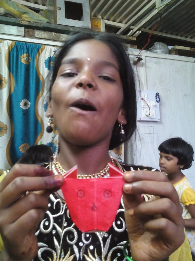 kalatherapist's tweet image. Apeksha meows w/ hr cat while Neha&apos;s tryin to immitate hr angry dog w/ a :) @ #Protsahan #Pune #funwithpaper #origami