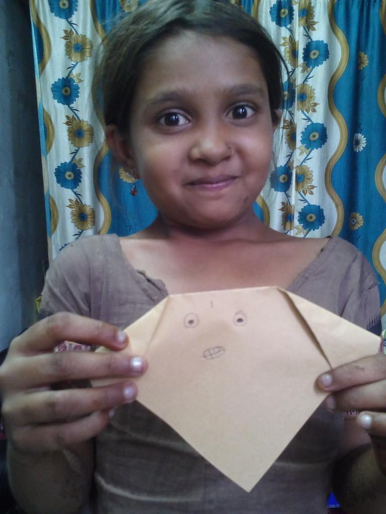 kalatherapist's tweet image. Apeksha meows w/ hr cat while Neha&apos;s tryin to immitate hr angry dog w/ a :) @ #Protsahan #Pune #funwithpaper #origami