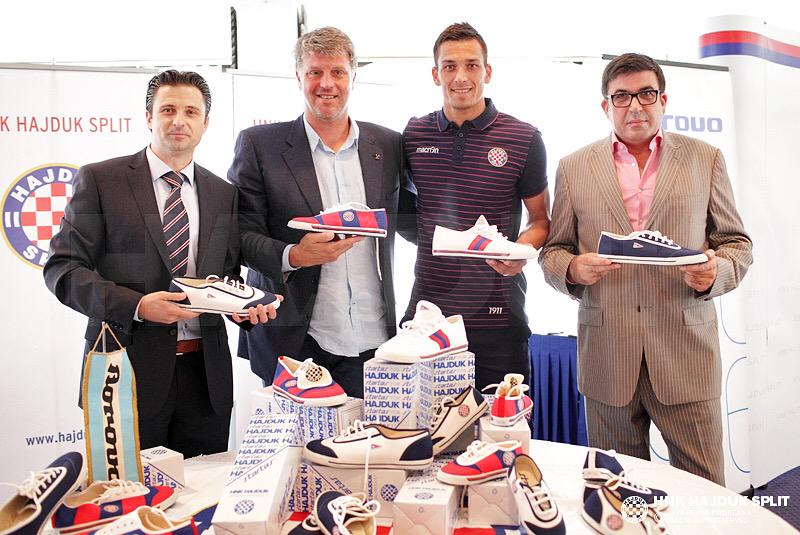 hajduk's tweet photo. Predstavljena obuća iz kolekcije #Hajduk Startas • http://t.co/6k3eCwniam #Borovo #AjmoBijeliAle http://t.co/2aIA4Sh2ec