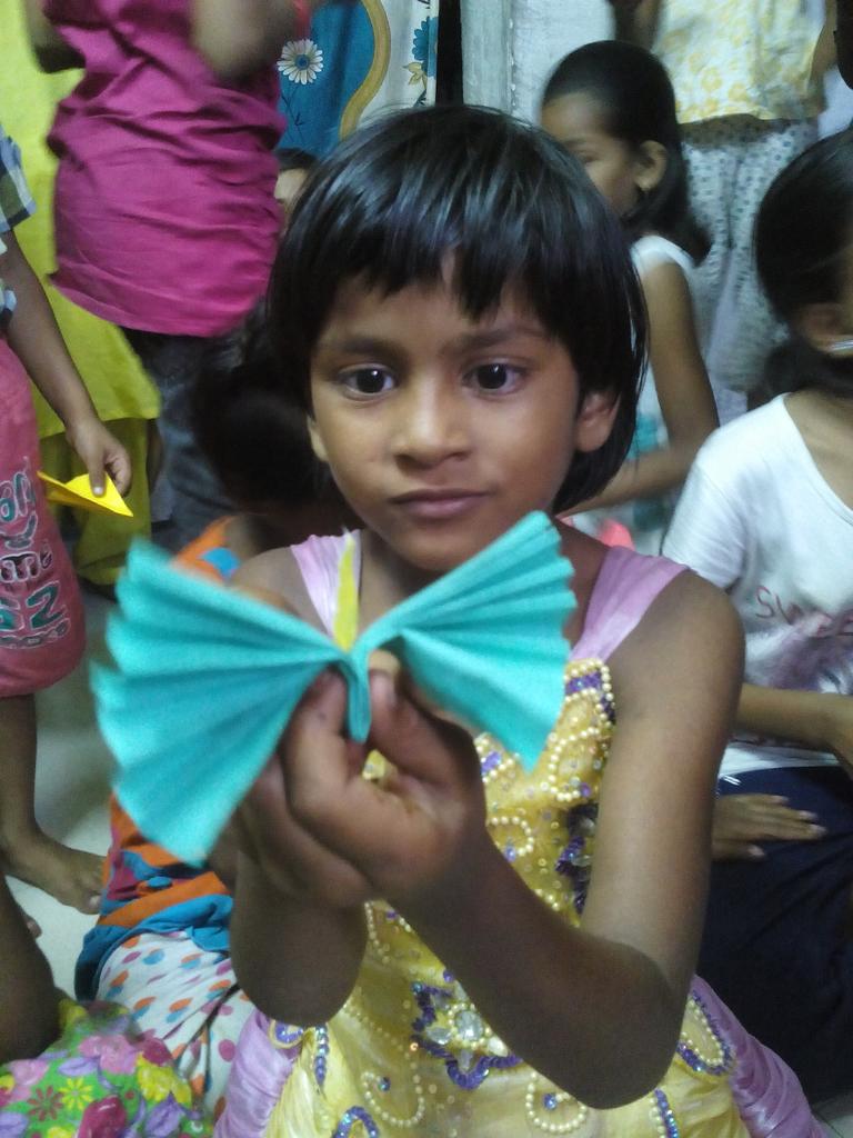 kalatherapist's tweet image. While Shalini&apos;s busy admiring hr butterfly Pawan mks hs paper plane fly high @#Protsahan #Pune #funwithpaper #origami