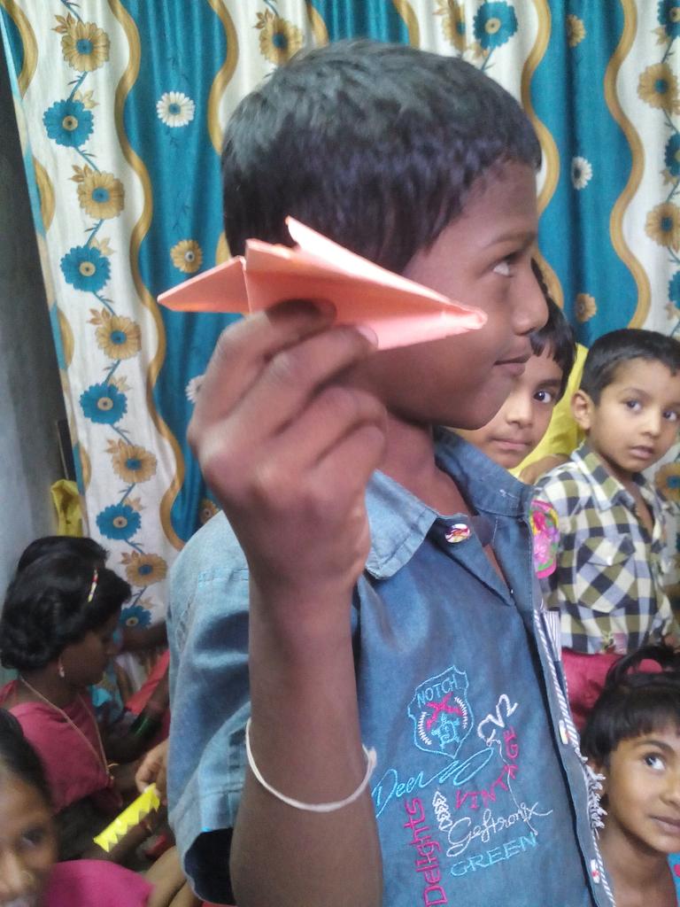 kalatherapist's tweet image. While Shalini&apos;s busy admiring hr butterfly Pawan mks hs paper plane fly high @#Protsahan #Pune #funwithpaper #origami