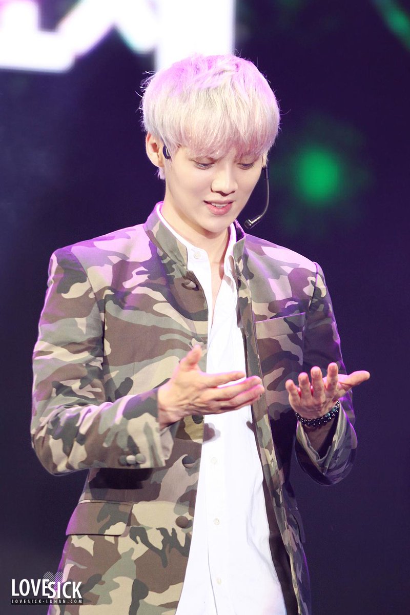 lovesick_luhan's tweet photo. 130804 현인가요제(10P) Uploaded! #루한 #luhan #鹿晗 
2년은 안 넘었죠? 사진들 뒤적이다...ㅎㅎ;
http://t.co/VjskbzywZj
(http://t.co/IDJzQ8NCJx) http://t.co/108onQpf2W