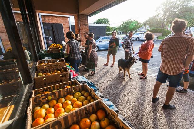 CeresVegeSoc's tweet photo. Did you make it to the last Ceres + @JBGorganic pop-up at the Rockin' Tomato? What are you makin' with your 'maters!? http://t.co/ntyYf5CD6R