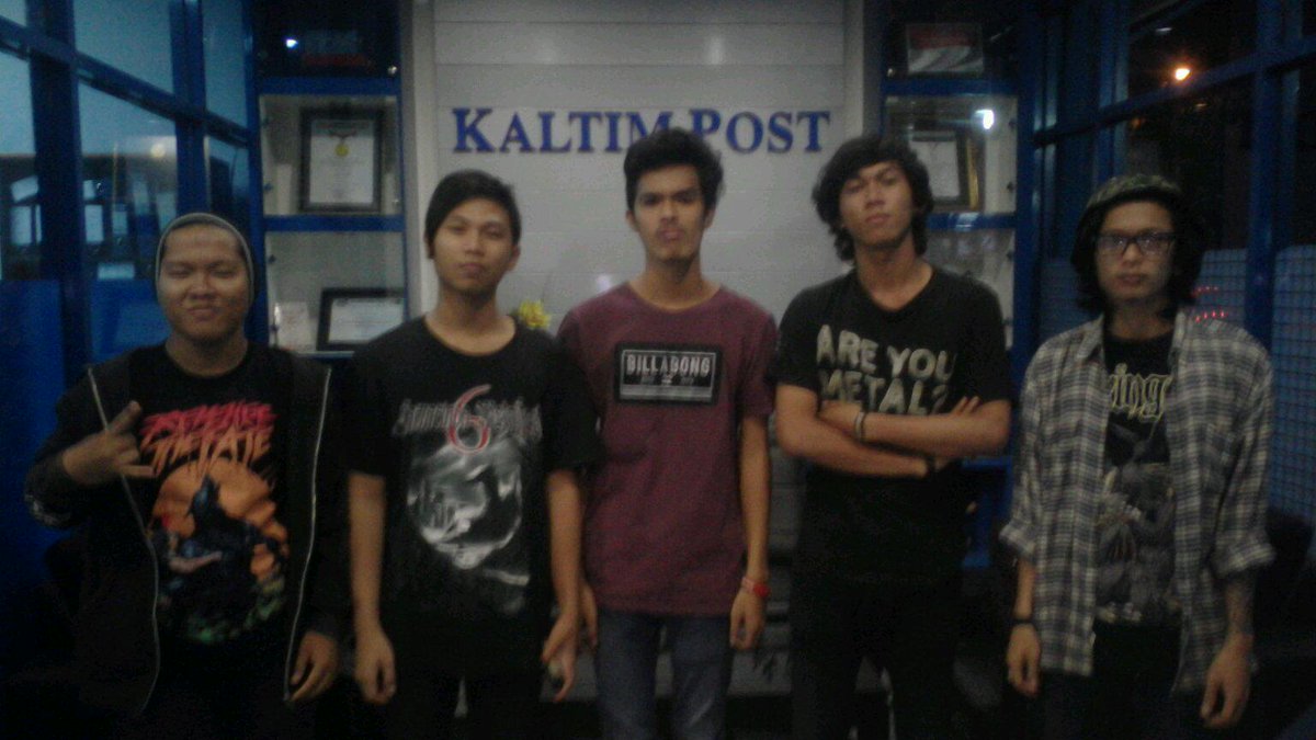 Danigates8's tweet photo. @TheFireMidnight interview di @KaltimPost2 \m/ http://t.co/jremyu3mqH
