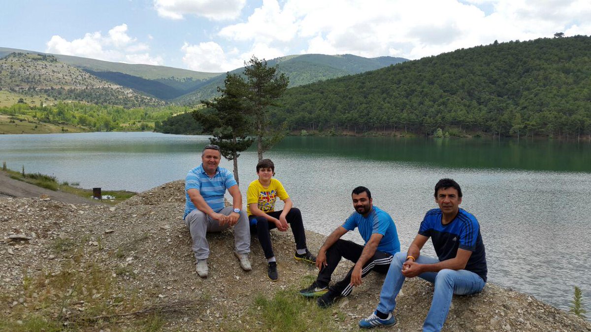 Tepe'de sporcuları bekleyen teknik ekip@tourofturkey @torkucikolata <a href="/MehmetBykar/">Mehmet Büyükarı</a> <a href="/SadettinKizil/">Sadettin Kızıl</a> <a href="/maviimek/">cenk</a>