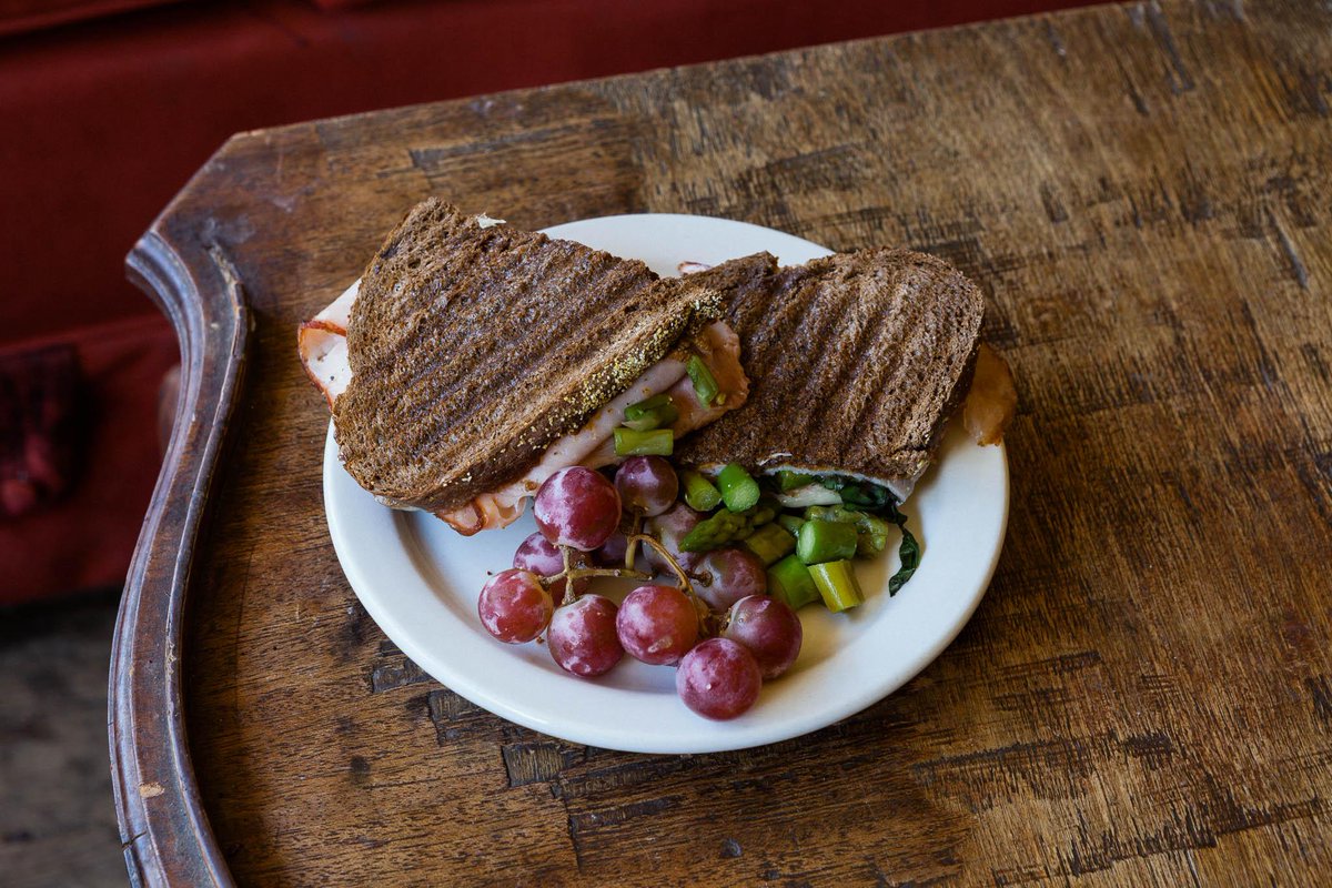 midnightpoutine's tweet image. #grilledcheese at Le #DepanneurCafe is a good #HumpDay cure. #mileend #Bernard #montreal #mtl #WednesdayTreat #quebec