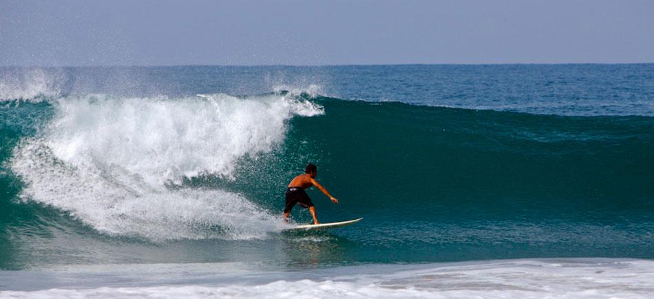 Mochilazo's tweet photo. Zicatela, una playa que vibra con una atmósfera cosmopolita que atrae a practicantes de surf. http://t.co/4Ra1WeJJKr