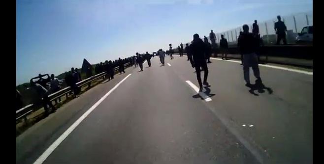 DenisDohko's tweet image. This is Calais, France. youtube.com/watch?v=sT4qVm… 3 cops vs. illegal immigrants . #UncontrolledImmigration @ldedanne