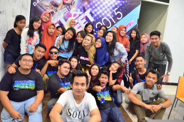 run_glowParty's tweet photo. Thanks FDJ Ana dan DJ Gerson, thanks buat kalian yg udah dateng, thanks juga buat bittersweet cafe, kalian luar biasa http://t.co/P98ijVJVRo