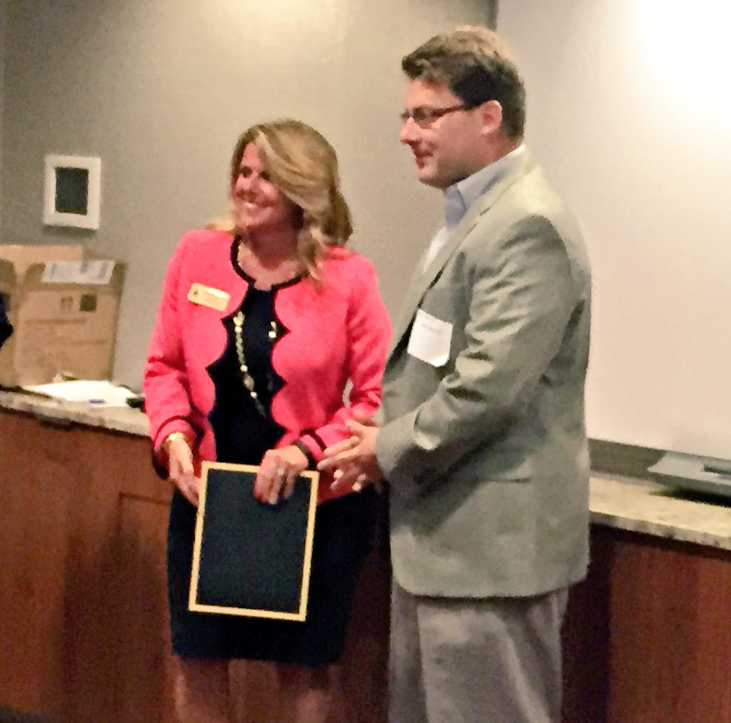 .@JulieBraastad presenting  #EconomicGardening biz of the year to Laurent Deconinck CEO/owner, Machining Technology