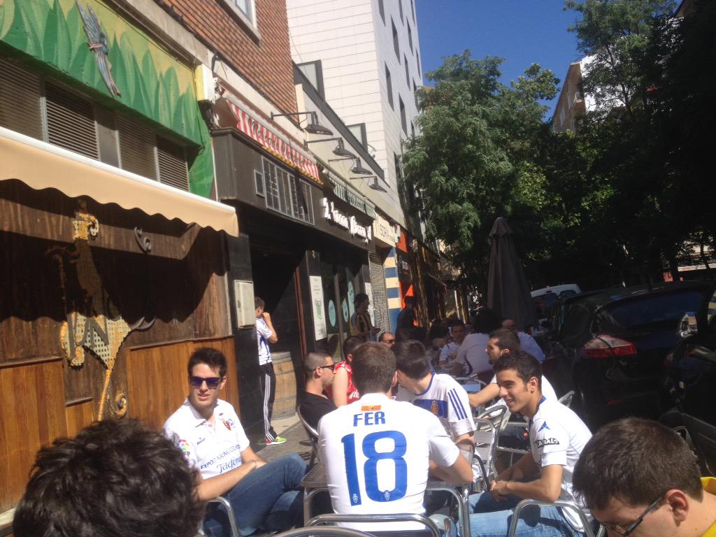 ardeportes's tweet photo. Los alrededores de La Romareda ya están teñidos de blanquillo! #ZaragozaDePrimera http://t.co/hOQwmk52I0