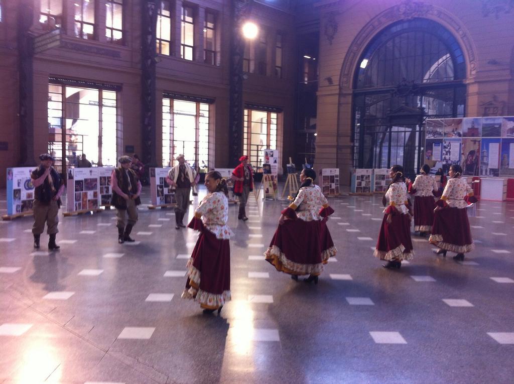 culturasmag's tweet photo. La danza del fin del mundo en @exporegiones Agrupación folclórica Jalpen del hospital clínico #Magallanes en escena http://t.co/JrZFFjqoH6