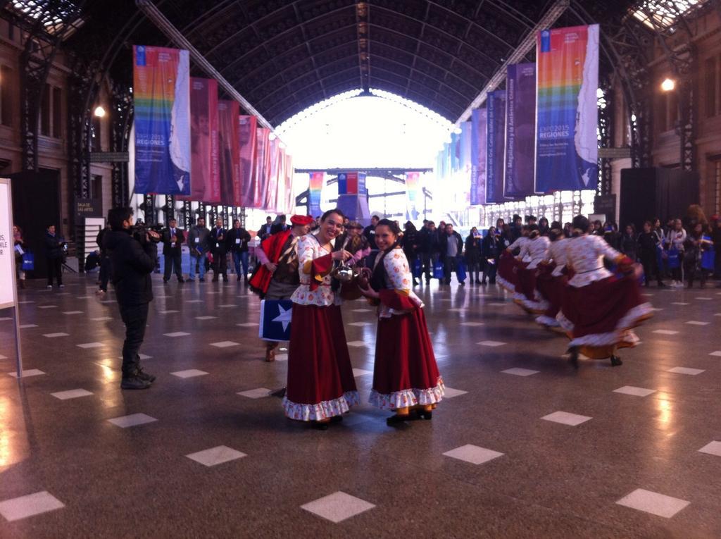 culturasmag's tweet photo. La danza del fin del mundo en @exporegiones Agrupación folclórica Jalpen del hospital clínico #Magallanes en escena http://t.co/JrZFFjqoH6