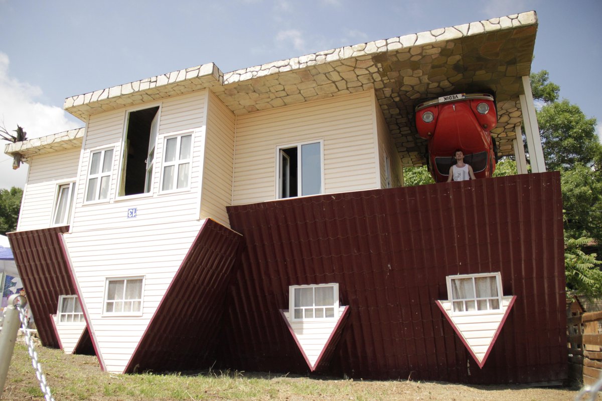 Музей дом перевертыш москва. Культурно туристический комплекс россия абрау дюрсо. Дом вверх дном, село кабардинка, краснодарский край. Дом перевернутый вверх. Дом вверх дном абрау дюрсо.