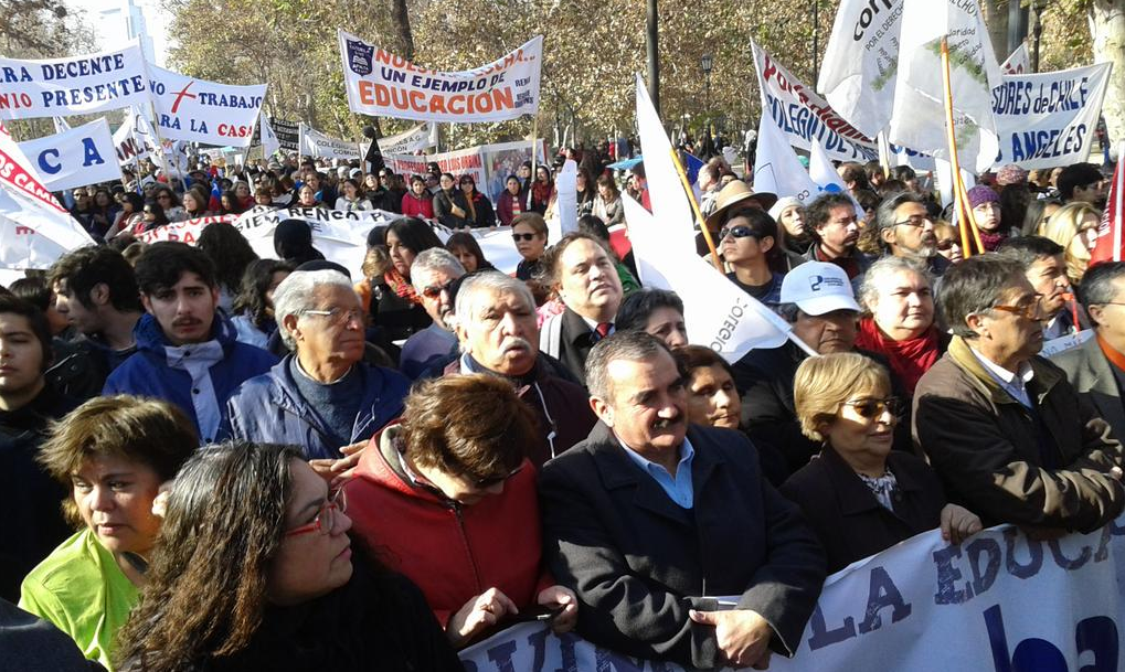 meganoticiascl's tweet photo. AHORA/ Jaime Gajardo cifra en más de 100 mil los asistentes a la marcha #marchaprofesores http://t.co/bMXUxpDAKN http://t.co/xLTeJkEOav