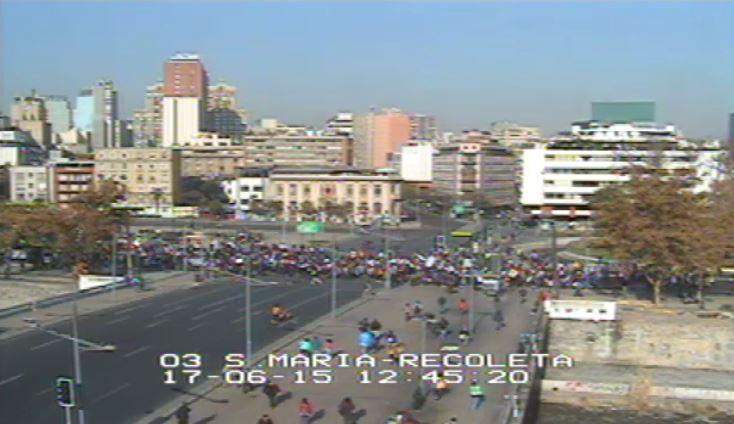 24HorasTVN's tweet photo. Sigue EN VIVO la marcha del Colegio de Profesores → http://t.co/auiRvwuXm4 http://t.co/PjLp2DJf69