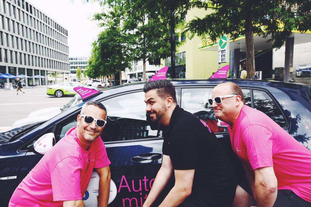 TelekomKarriere's tweet photo. Die drei von der (Strom-)Tankstelle. Steht den Jungs gut, die Karriere-Flosse! #Wave2015 #FYM15 http://t.co/qz0w5NiAsc