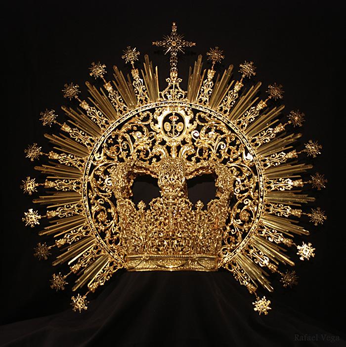 Destacan de la Virgen de la Esperanza, sus coronas, de las que sobresale la de la Coronación Canónica pontificia.
