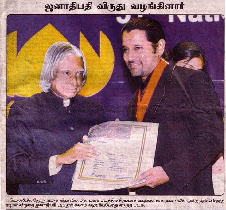 ikalaiarasan's tweet photo. #10YearsofAnniyan
Vikram got Prestigious National Award from @APJAbdulKalam while shooting for Anniyan. #REMO http://t.co/AjCAp1FfMy