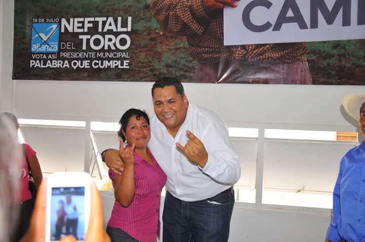 neftalideltoro's tweet photo. Los Amigos de Pavencul nos Visitaron en Casa de Campaña #Tapachula #PalabraQueCumple http://t.co/9Tc0XEyuiy