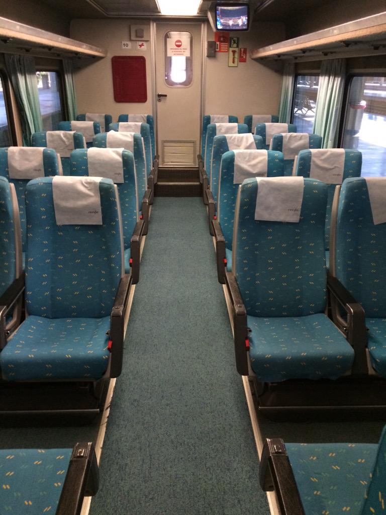 miguecerro's tweet photo. ¿Me podría explicar @Renfe por qué no ponen mesas disponibles para el trayecto Cordoba-Los Pedroches? El vagón vacío http://t.co/opA95KHP5M
