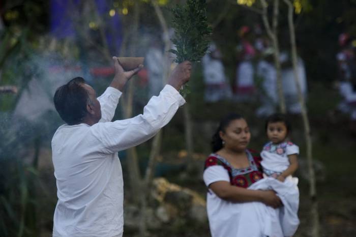 MayaKaanTravel's tweet photo. El #Balche es una bebida ceremonial para los mayas, es a base de maíz y de la corteza fermentada del árbol del Balche http://t.co/DD5weCf9gh