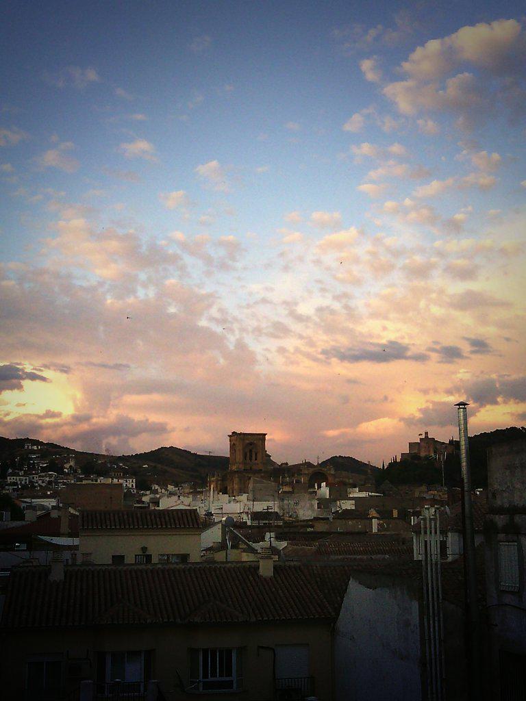 leti12595's tweet photo. Que triste que dejen Granada de esa manera siendo una de las ciudades mas bonitas del mundo.. http://t.co/0rxHdytERx