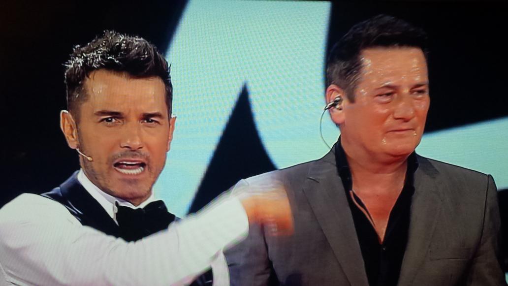 _PilarFerre's tweet photo. Por favor! Que alguien le de una toalla a este señor! #EresLaVoz http://t.co/Ff3y6bFlXa