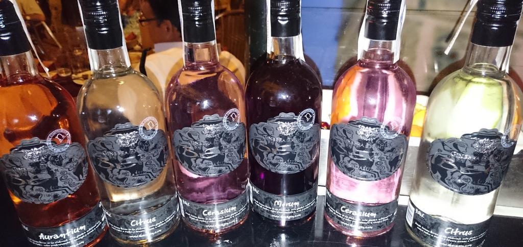100planes1finde's tweet photo. Para rematar la faena en @BodegLaPitarra,  degustación de @NuestroEsp con Ginebra Íbera #conbrasas http://t.co/zpXFqKZOhx