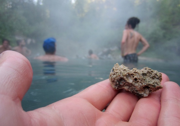 VIAwesome's tweet photo. 6 hidden hot springs you can hit up for FREE http://t.co/RhAoJlzPRf http://t.co/xhtQdxTEAX