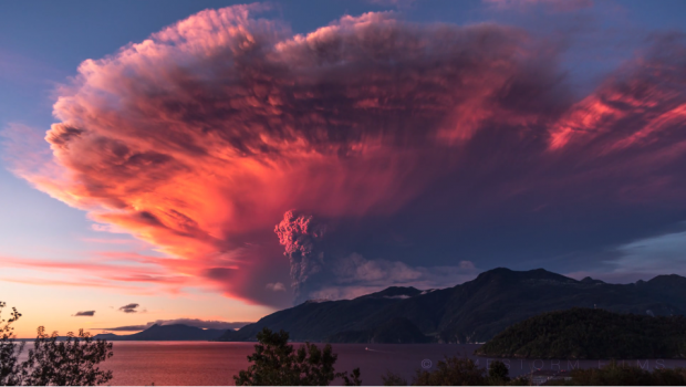 TetonGravity's tweet photo. Amazing Chilean volcano eruption timelapse: http://t.co/GcgdFirZHc http://t.co/oBlrWixPUy