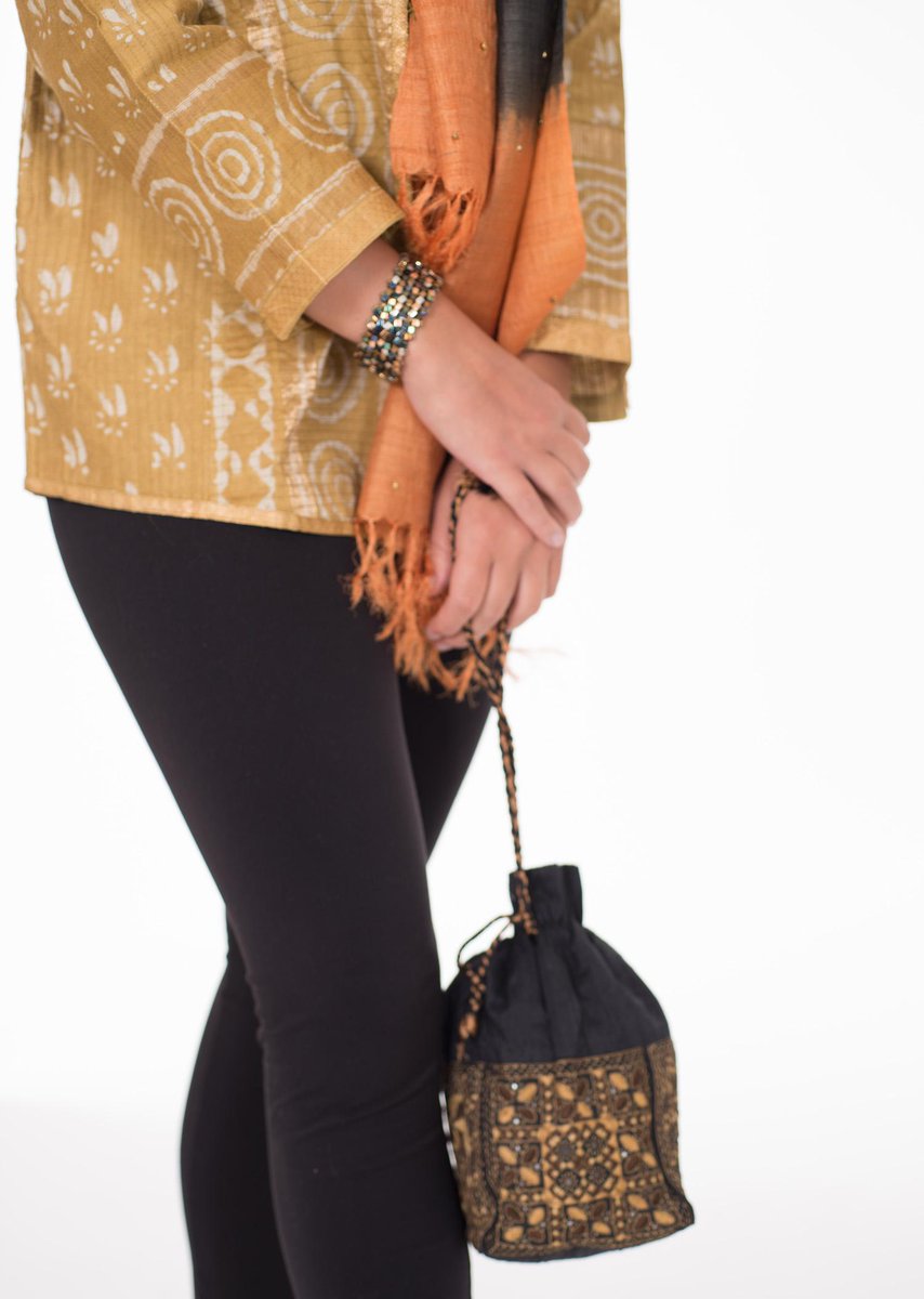 HaathDesigns's tweet image. #HaathDesigns #eveningbags are perfect for a night out or as a gift! #drawstringpouches #embroidered