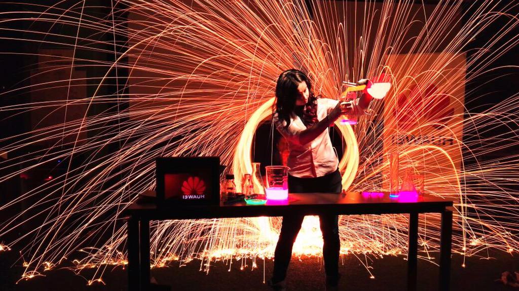 movistar_es's tweet image. Una pasada las fotos que estamos haciendo en la #NocheP8Movistar con @shedka y @Night_Colours 😍