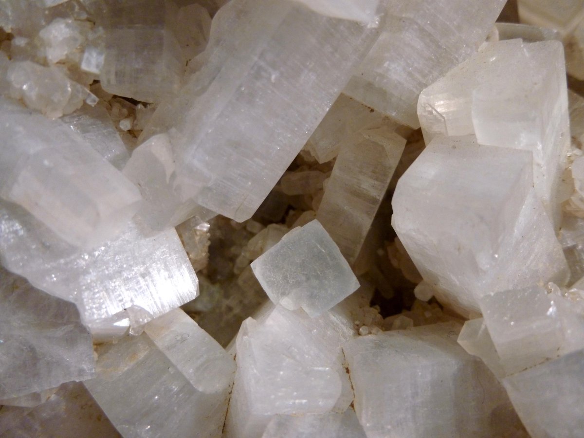 FossilsCrystals's tweet photo. #Zeolite #Group of #Phillipsite & #Chabazite. #Crystals #Mineral #Clear #White #Peach http://t.co/cw4UJ13XUM http://t.co/B4SS5kiWue
