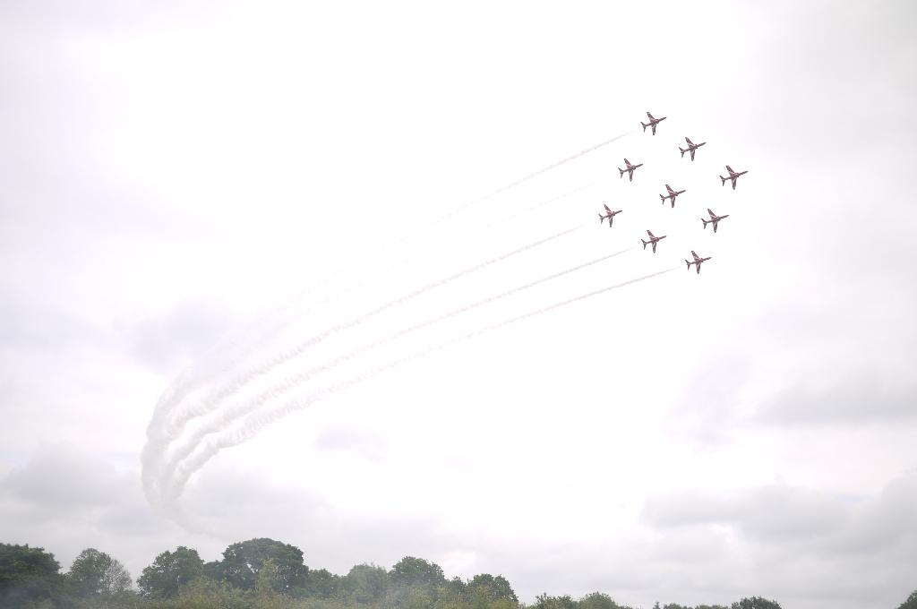 duncanb92's tweet photo. Photos from Cosford Air Show 14th June 2015 Red Arrows and Avro Vulcan #Cosford15 http://t.co/29wUs1MRL1