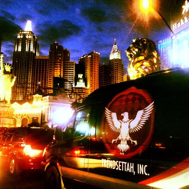 TrendsettahLife's tweet photo. Night lights in Vegas! #TrendSettahLifestyle http://t.co/SDRQw5H78H