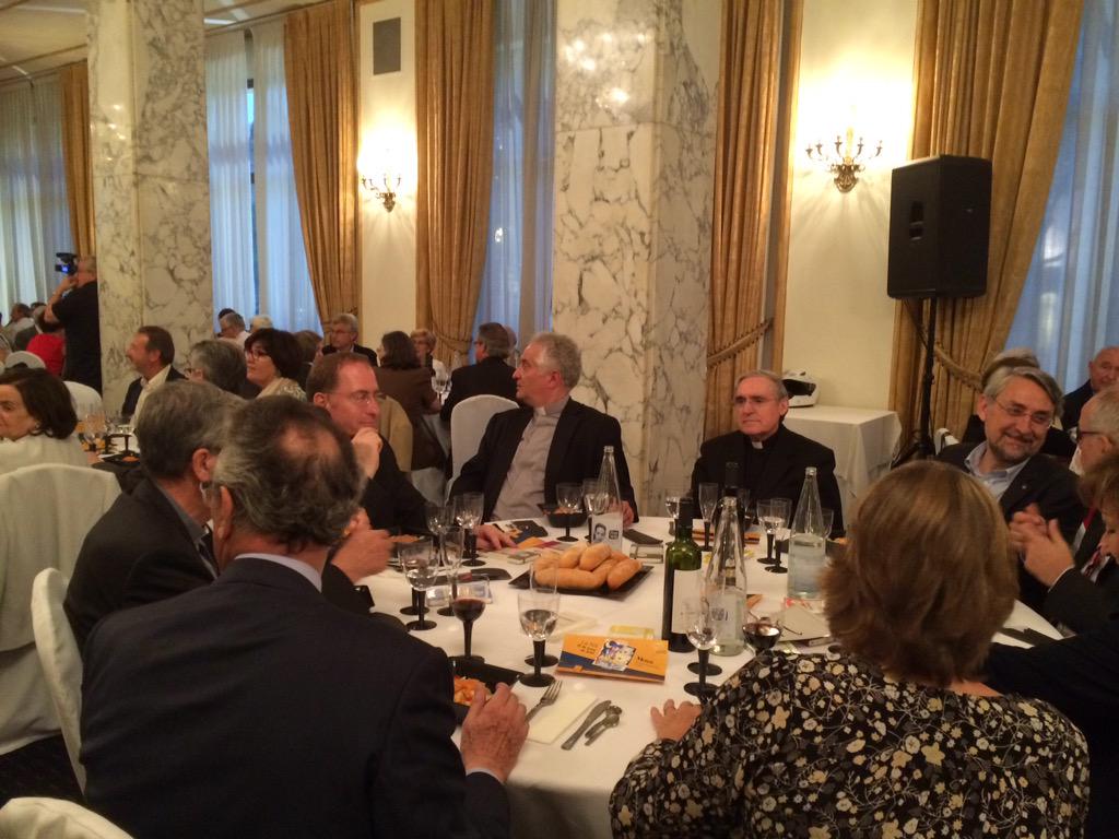 catcristiana's tweet photo. Comença sopar presidit per @sistachcardenal! Gràcies per ser-hi @evendrella @JoanPera_ @bisbeTaltavull #laNit2015 http://t.co/IjHrd5Kh0G