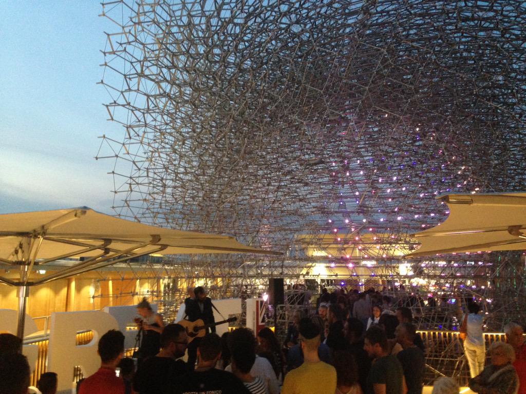 The amazing <a href="/EmmaMortonOFC/">EmmaMortonOFC</a> in front of the Union Flag Hive at #ukpavilion #expo2015 - we've truly had One #GREAT Day