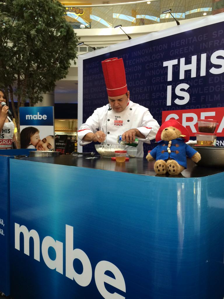 HMAGarside's tweet photo. @paddingtonbear esta con nosotros preparando comidas populares de Reino Unido #BritishWeek2015 @UKinElSalvador http://t.co/mNhpUnEhrw