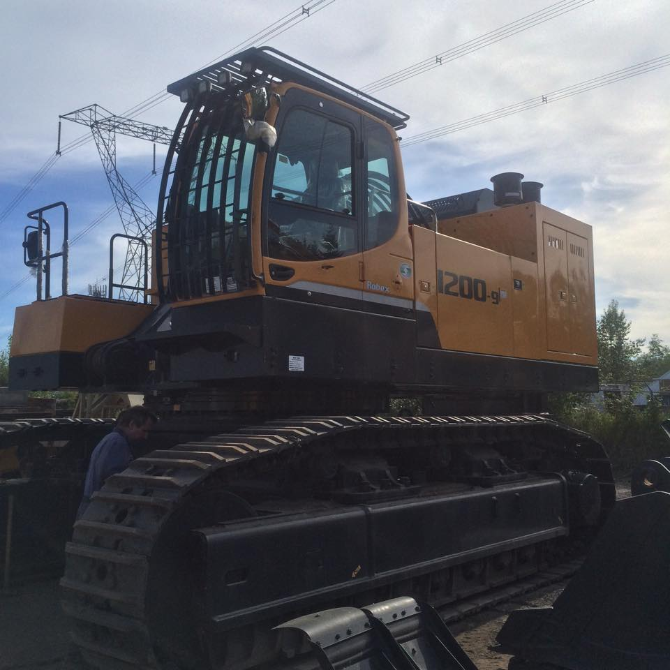 Flemings_Equip's tweet photo. Dismantling this beast for transport. #1200 #Excavator #Huge http://t.co/8pPK5EJ7JX