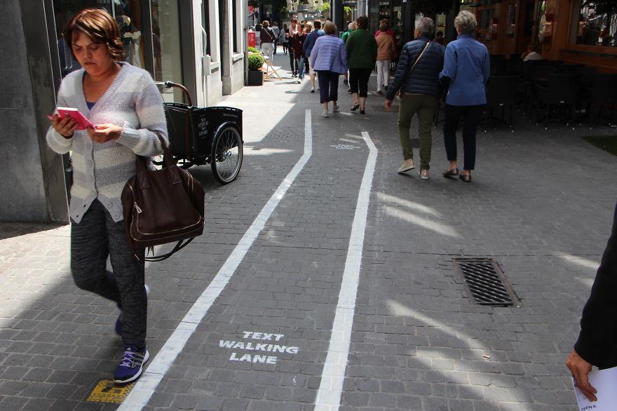 sjoyklein's tweet photo. Phone Addicts Get Their Own Text-Walking Lanes In Belgium http://t.co/Raz5T513M6 #AddictedToMyiPhone http://t.co/raEJR68hJ1