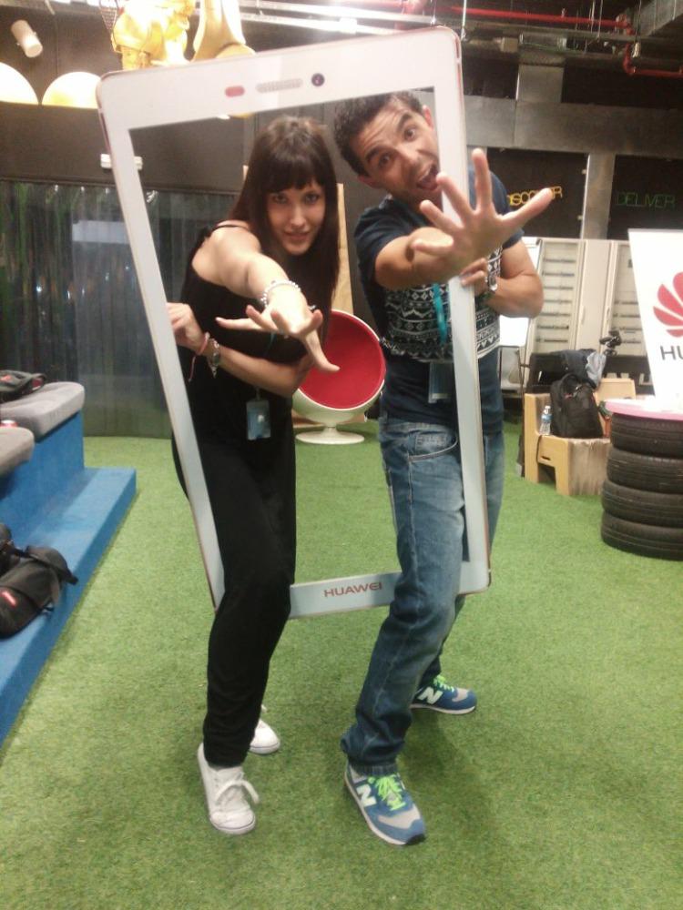 Design_Vir's tweet image. Un placer conocer al otro ganador @perikillo78 lo hemos pasado genial!! #NocheP8Movistar @movistar_ES @HuaweiES