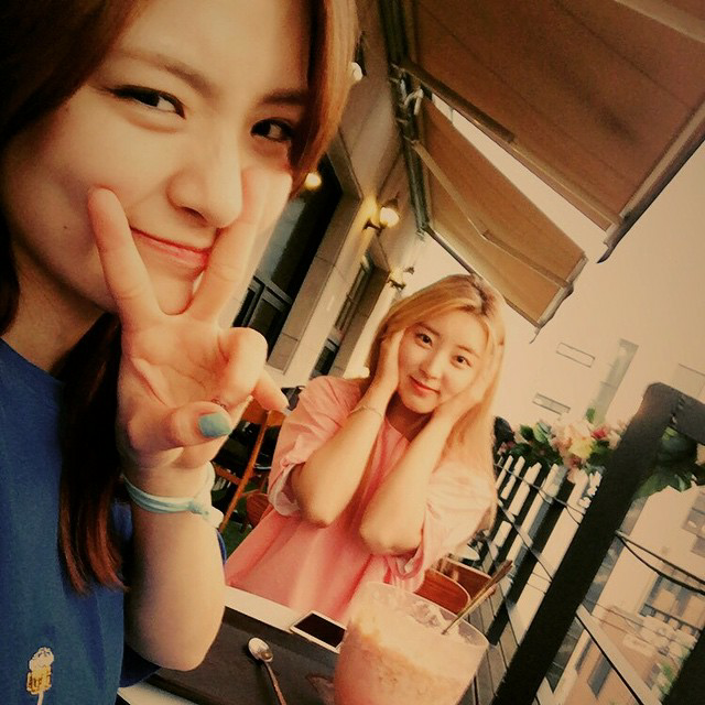 4MF_Trans's tweet photo. [TRANS] @4M_kkwonsso: #LUV_IS_TRUE  #withafriendof18years #shortdate #minji https://t.co/jQUQIF4d2R http://t.co/qEuczkP6UQ