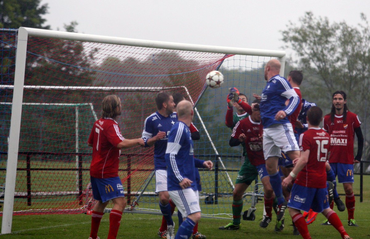 Samlarbild: Krister Johanssons vägvisande nick,gav 1-0 i derbyt. En gammaldags mittback med bra huvudspel. #ifkmotala