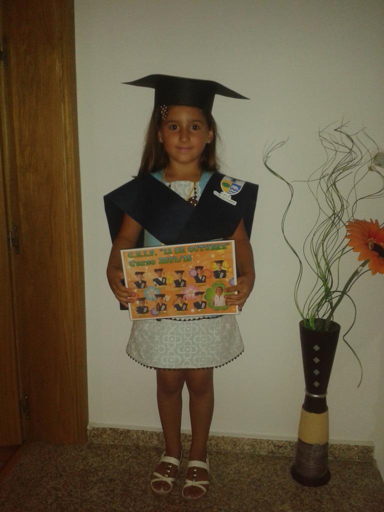 letimile's tweet photo. Su primera graduación http://t.co/9mv3MI7fwT