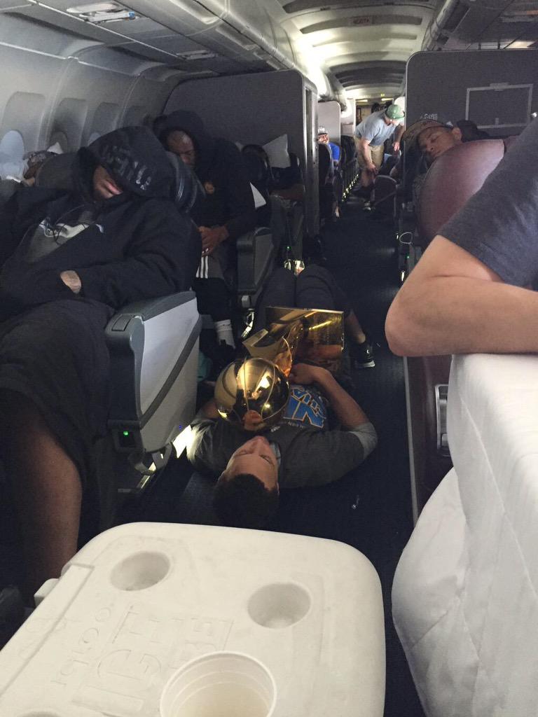 C9Savo's tweet image. 😂😂😂 look at dis nigga steph