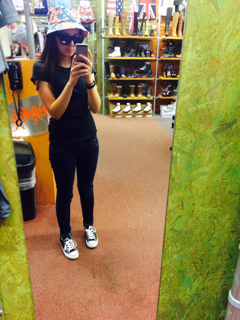 divine8feminine's tweet image. when u get hella bored at work #uppervalleysux #journeys988 #worklyfe