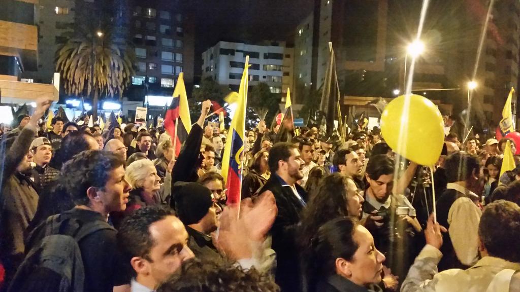 geovanni_atari's tweet photo. #FueraCorreaFuera  miles marcharon hoy al CNE... http://t.co/XcFaaQw3h4
